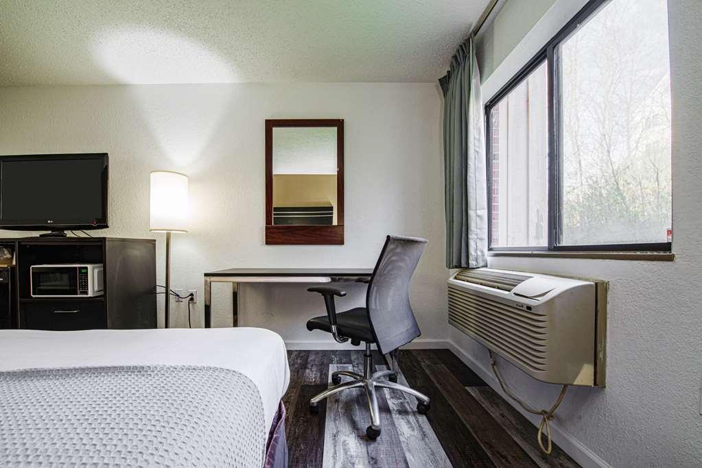 Econo Lodge Cleveland Southeast - Kent Streetsboro Room photo